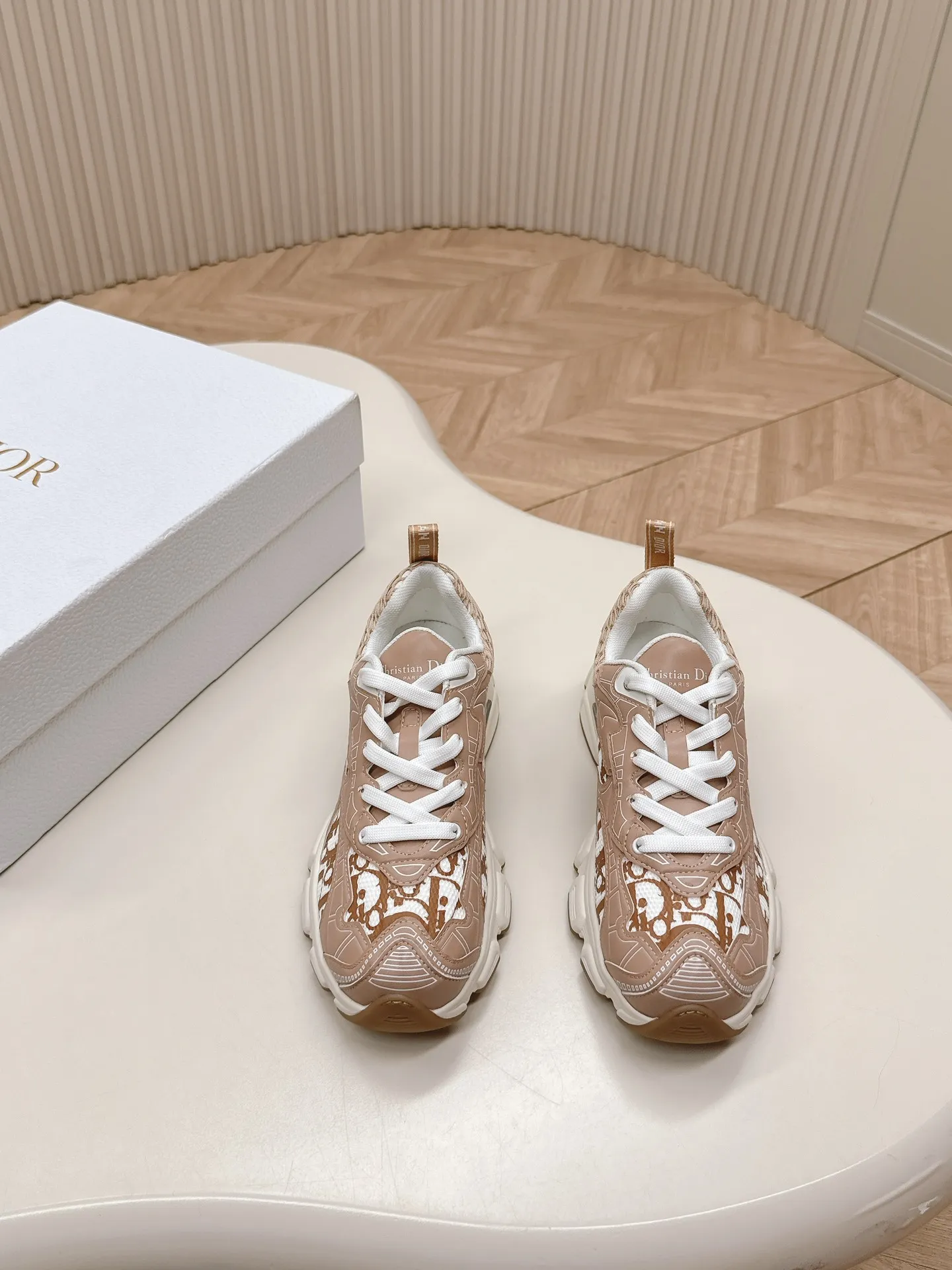👟👟Ex-factory price 620👟👟 Hot item, star model 2024 main hot item, the newly released Dior Chrono new casual sports shoes, running shoes, dad shoes are really cool, full of futuristic feeling! Really cool! Once again interpreting Dior's concept of cool fashion, the lucky star will bless you with good luck. The new EVA sole is super light and super soft! A perfect replica of the original! Fully matched material and mold! ! 35-40